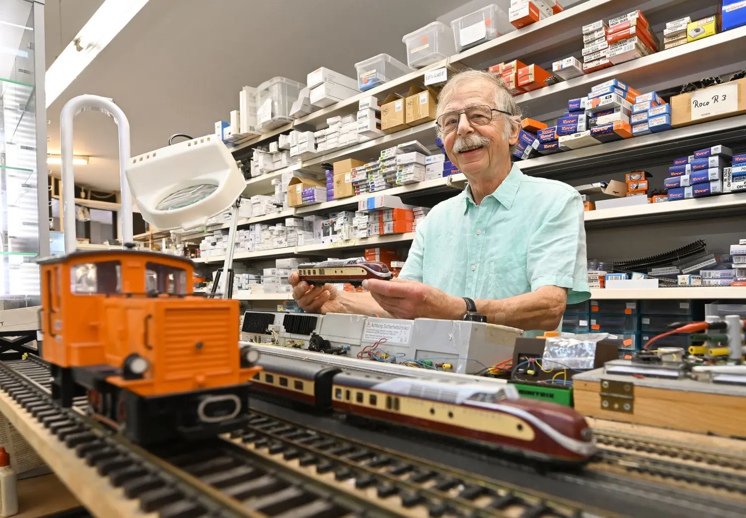 Am 18. Juni ist letzter Verkaufstag im Modellbahn-Laden von Jürgen Maier. Das Geschäft wird ihm fehlen, sagt er, aber er freut sich auch auf die freie Zeit. Der 78-Jährige will viel reisen und spazieren – und in seinem Keller an einer eigenen Modellbahn bauen. 