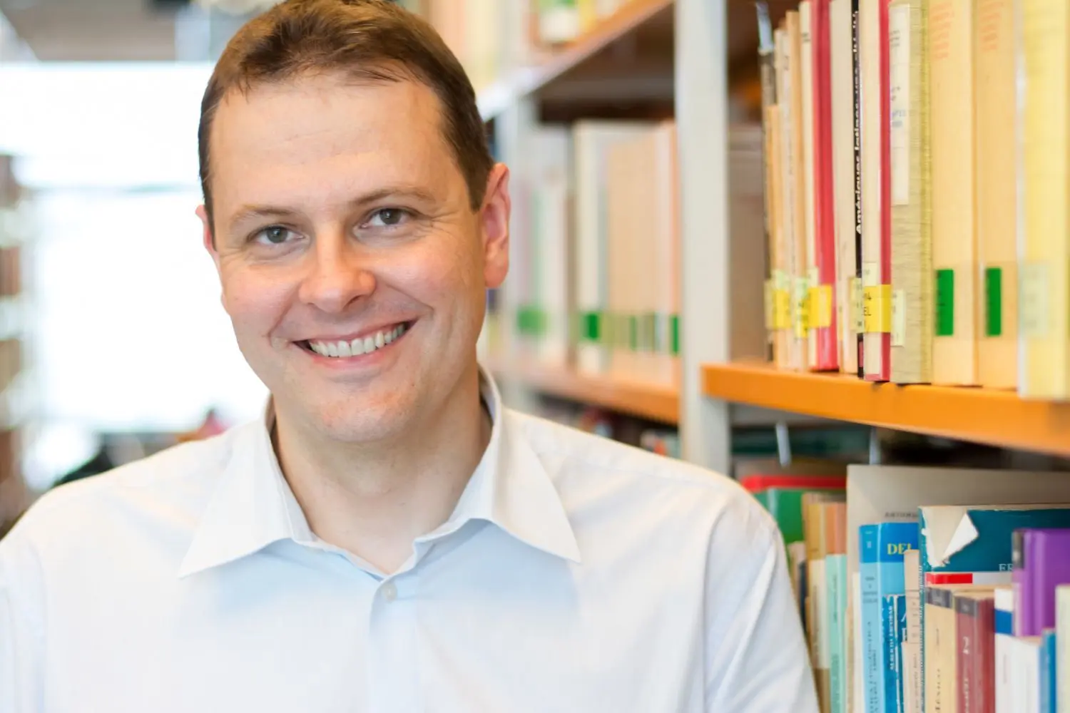 „Es ist wichtig, dass die Aufklärung über Verschwörungstheorien schon in der Schule geschieht“, sagt Michael Butter von der Universität Tübingen.
