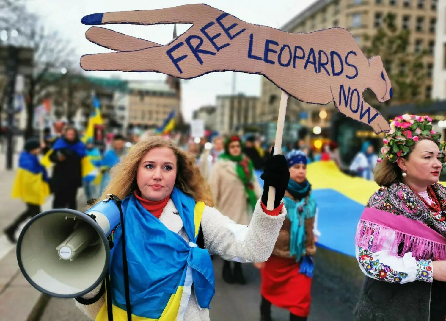 Soll die Ukraine noch mehr Waffen erhalten oder braucht es eine schnelle diplomatische Initiative, um den Krieg zu beenden?