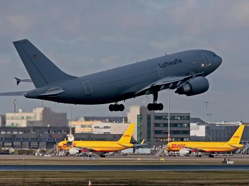 Der Airbus A310 der Luftwaffe beim Start vom Flughafen Köln/Bonn. Inzwischen ist das Flugzeug mit mehr als 120 Passagieren aus Wuhan an Bord auf dem Weg nach Frankfurt. Foto: Oliver Berg/dpa