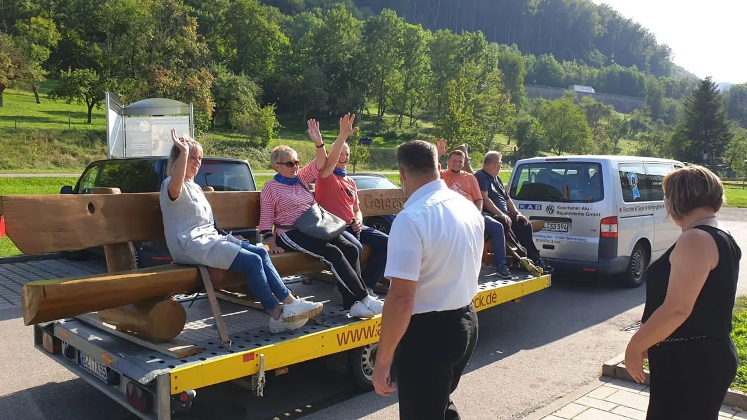 Vor einem Jahr haben Bürger aus Geierswalde die aus dem Maibaum entstandene Holzbank über 600 Kilometer nach Mühlhausen gebracht.