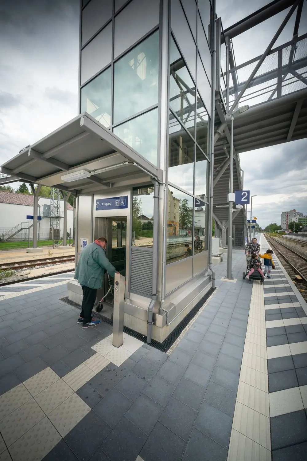Mit Aufzügen können Fahrgäste den Steg erreichen.