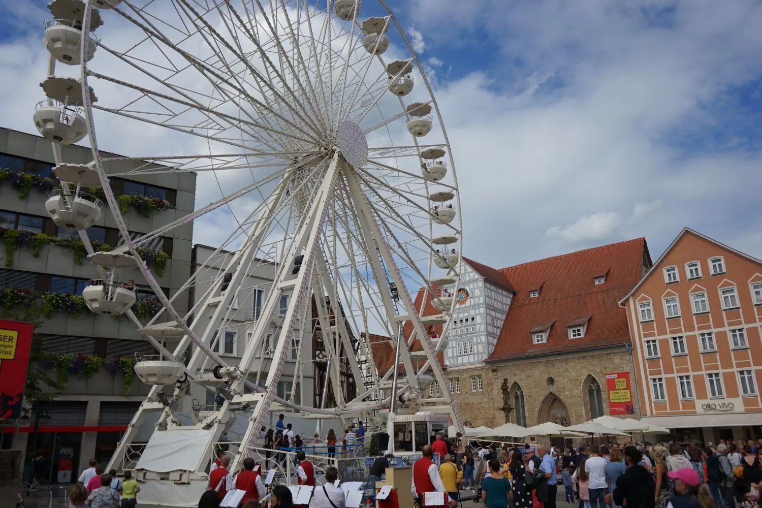 Seit gestern dreht sich auf dem Marktplatz alles ums Riesenrad, das seine ersten Einsätze hatte.⇥