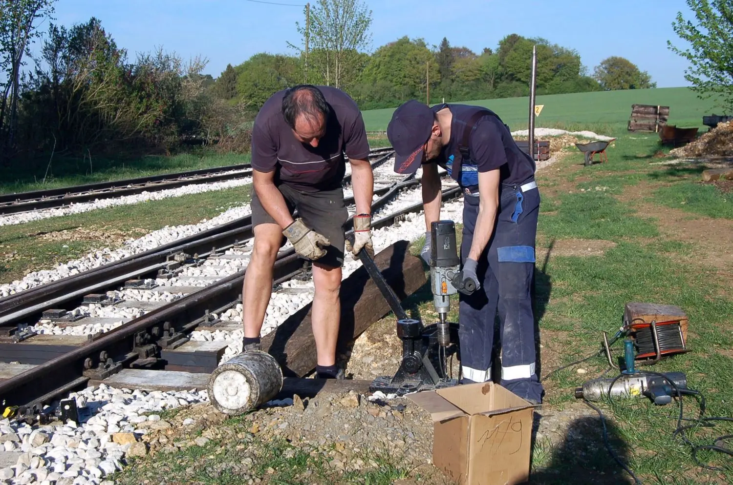 Peter Schumacher (links) und Jochen Tontch reparieren eine Weiche.