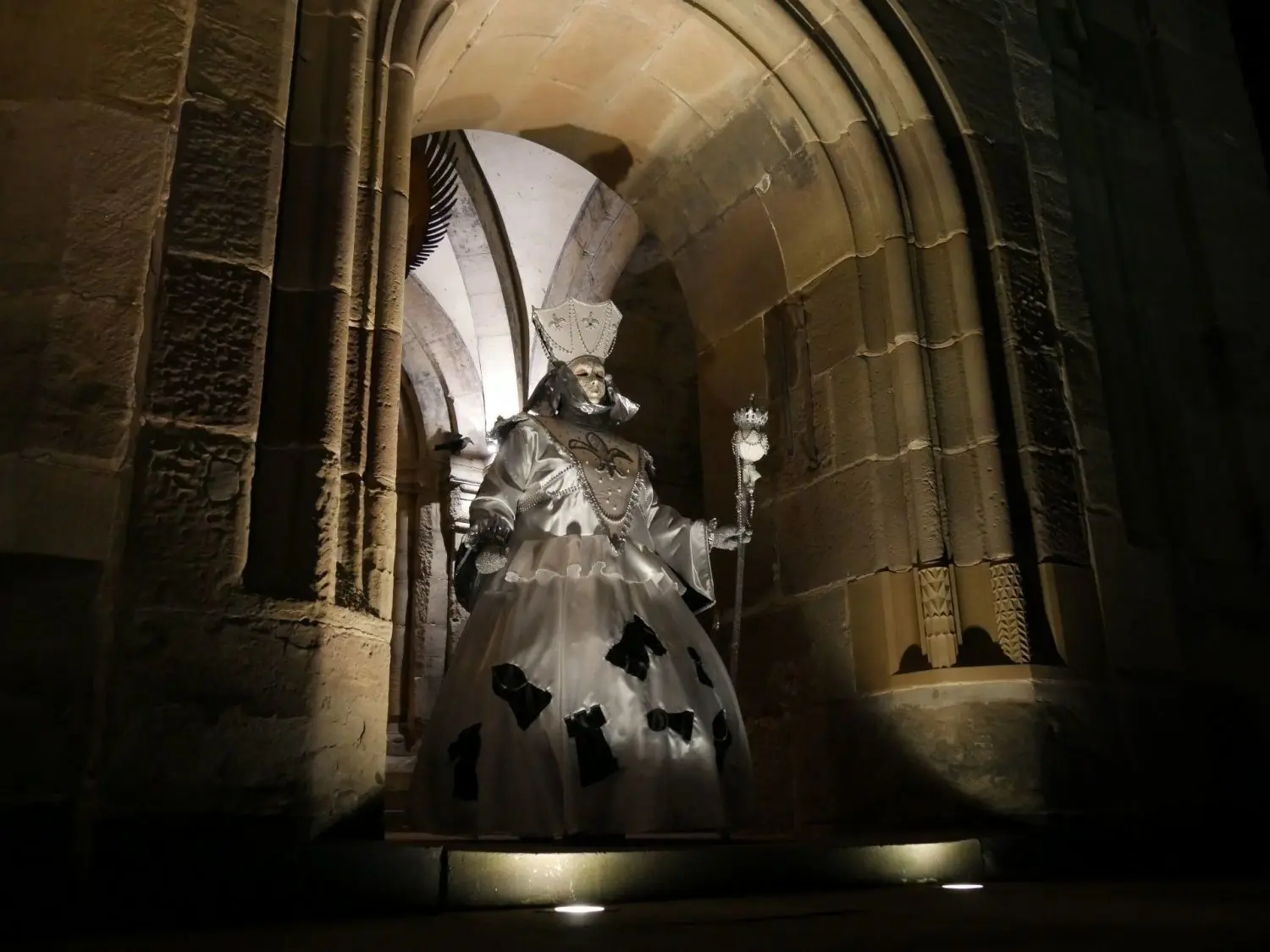 In der Dunkelheit können die Maskenträger und Fotografen besonders mit dem Licht spielen.