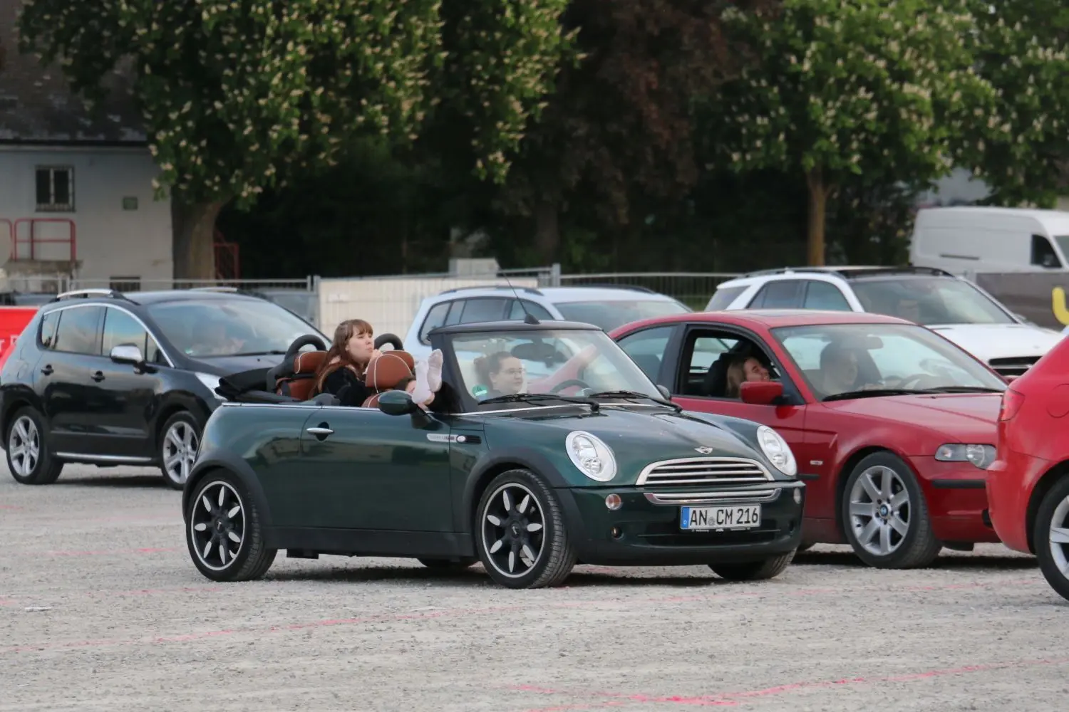 Für Cabrio-Fahrer ist das Autokino ein ganz besonderes Vergnügen, wenn das Wetter wie am Freitagabend passt. ⇥