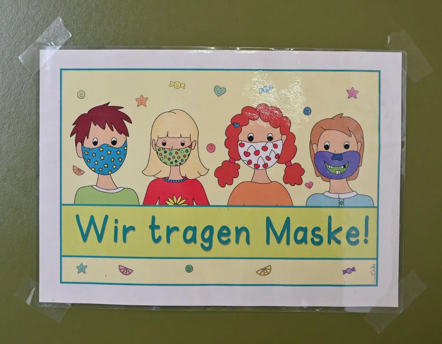 Es geht auch fröhlich: Der Hinweis auf die Maskenpflicht in der Berblinger-Grundschule.