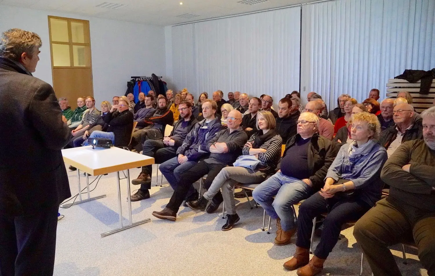 Thorsten Gamm, Leiter des Bereichs Erneuerbare Energien beim Geislinger Albwerk, erläutert bei der Bürgerversammlung im Dorfhaus den Drackensteinern die Modalitäten des geplanten Windparks.⇥