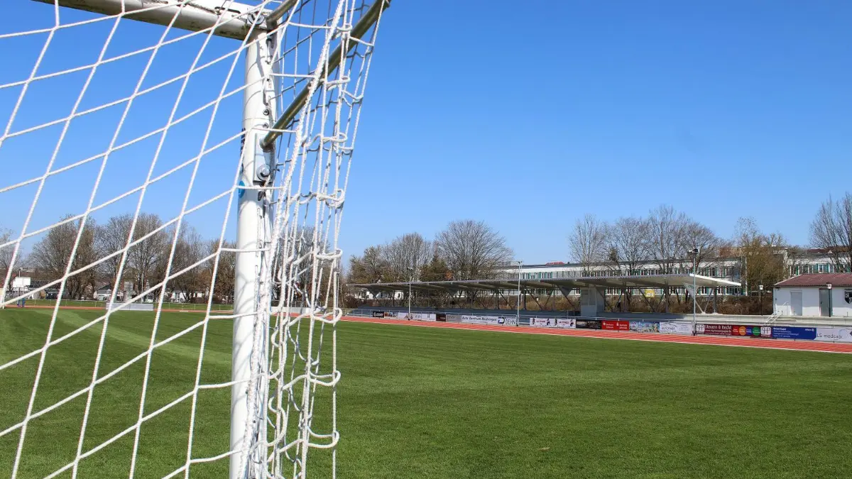 Verlassen liegt es da, das Hechinger Weiherstadion. Schon seit Wochen wird dort weder trainiert noch Fußball gespielt.⇥