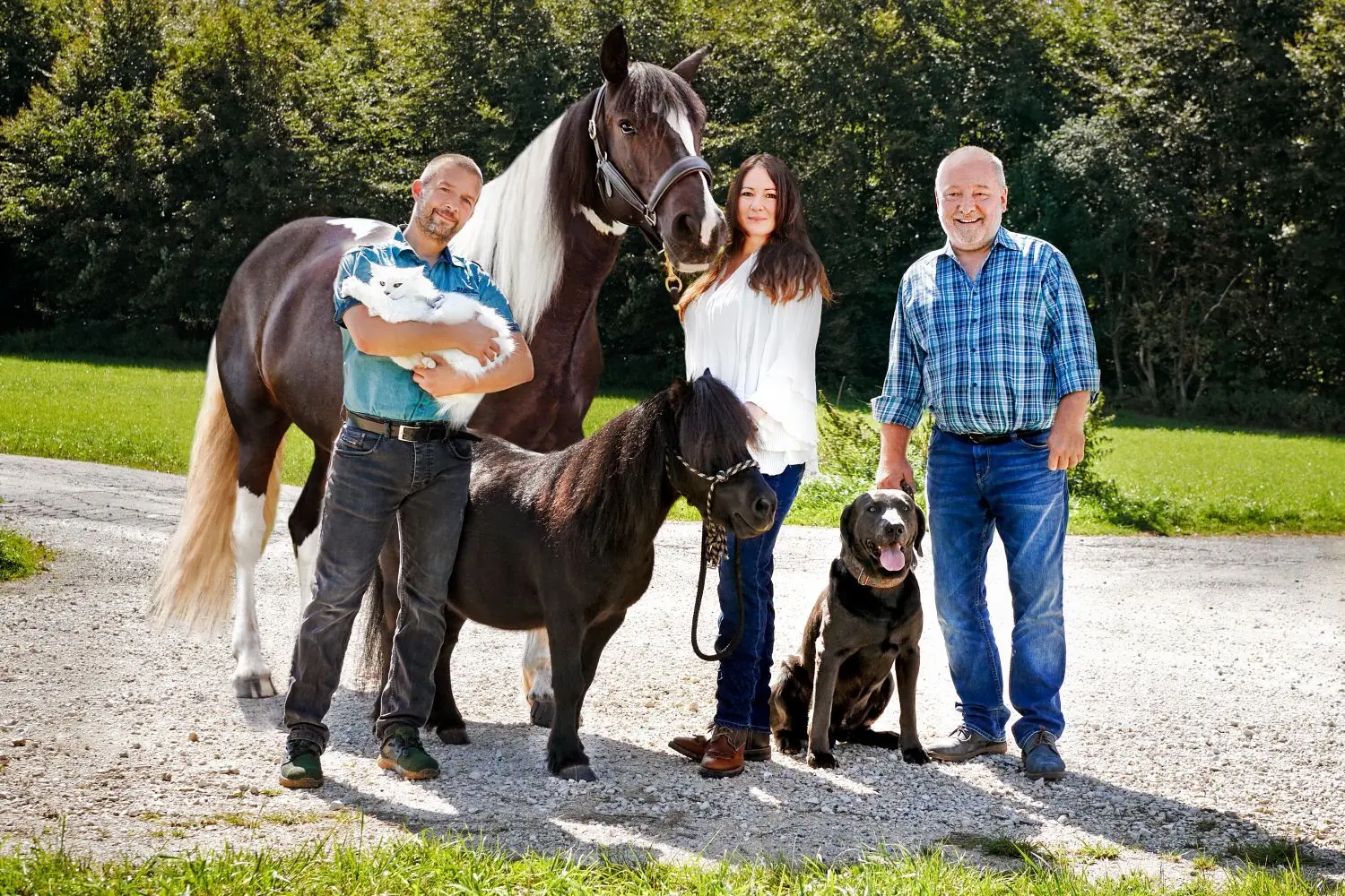 Sie wollen als Tierbestatter den Menschen einen würdigen Abschied von ihren Haustieren bereiten (von links): Michael Schneider, Ella Weinmann und Florian Düsterwald. ⇥