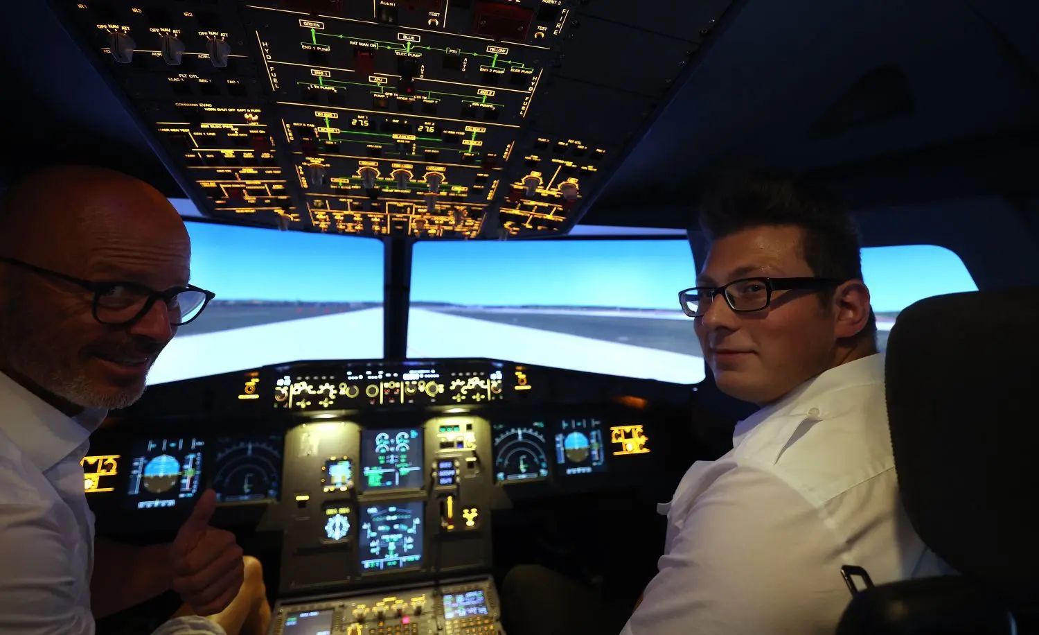Wer mal selbst einen Airbus fliegen möchte, kann im Simulator Fliegerluft schnuppern.