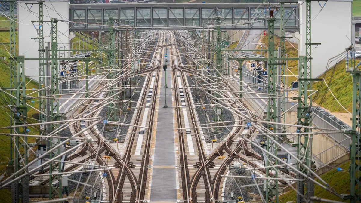 Ab 11. Dezember 2022 fahren auf der neuen Schnellbahntrasse zwischen Ulm und Wendlingen die Züge. Dann auch durch den Bahnhof Merklingen.
Bahnhof Merklingen Schnellbahntrasse Ulm Stuttgart