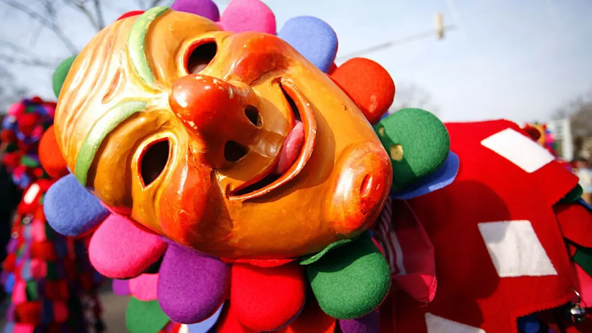 Der Karneval lässt grüßen: Ganz so ausgelassen wie am Rhein ist die fünfte Jahreszeit in Eberswalde zwar nicht. Aber der Fasching ist auch nicht ohne.
ARCHIV - 20.02.2007, Baden-Württemberg, Karlsruhe: Ein verkleideter Narr von der Narro Gruppe Oberkirch schaut auf dem Fastnachtsumzug in Karlsruhe in die Kamera eines Fotografen. (zu dpa: «Fastnachtsumzug in Stuttgart-Bad Cannstatt») Foto: Ronald Wittek/dpa +++ dpa-Bildfunk +++