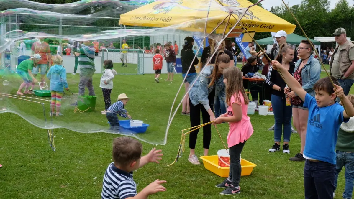 Seifenblasen und Spiele: Die Lindenhofschule hat Sommerfest gefeiert.
