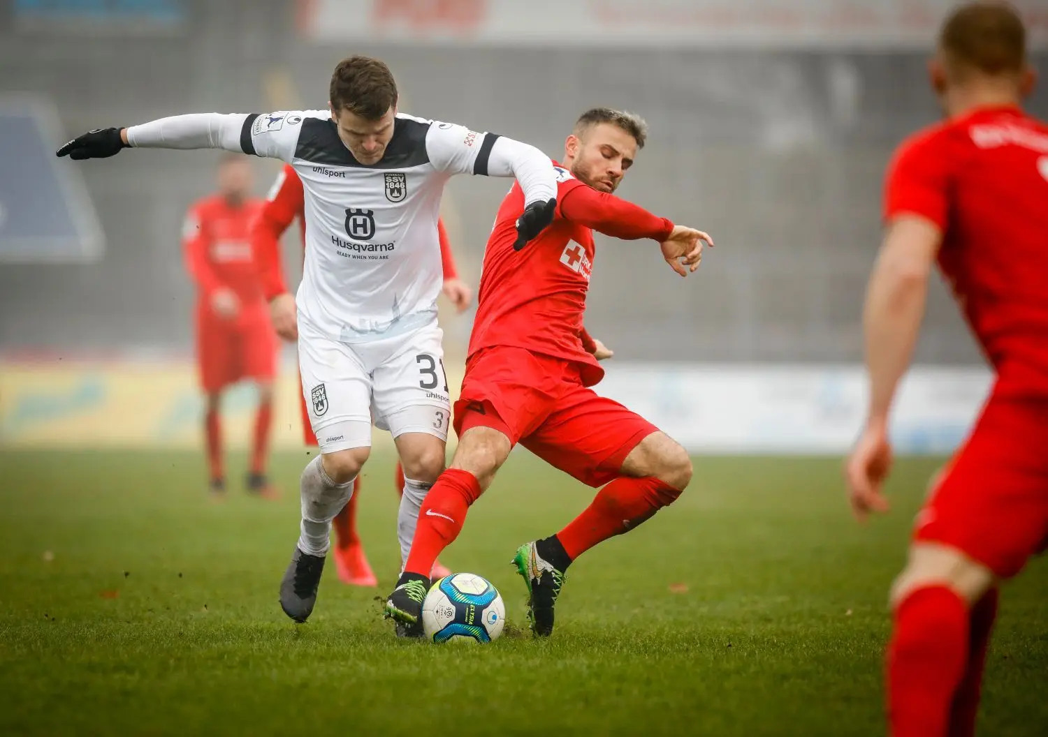 Im Zweikampf: Tobias Rühle (in weiß) vom SSV Ulm 1846 Fußball. Im letzten Heimspiel des Jahres konnten die Spatzen gegen den KSV Hessen Kassel nicht punkten. ⇥