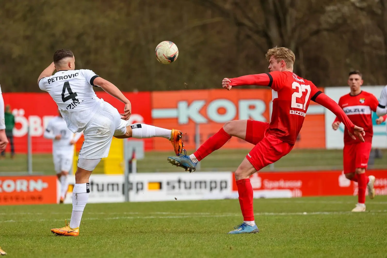 Im Duell: Ulms Milan Petrovic und Balingens Jan Ferdinand.