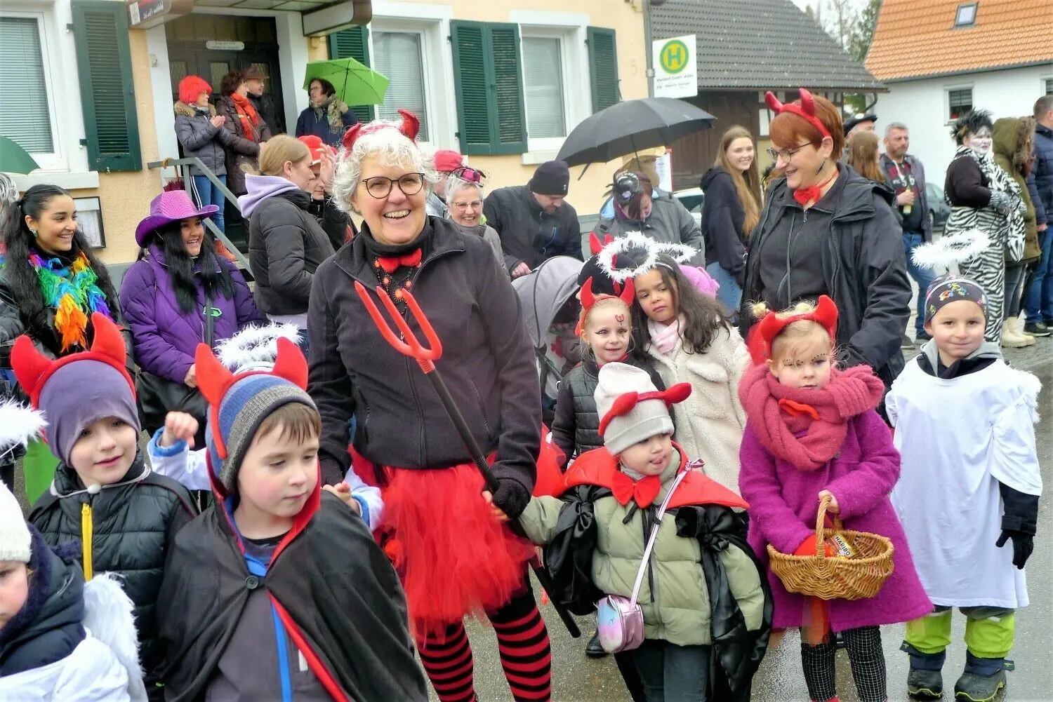 Der Weildorfer Kindergarten gratulierte als „Engelchen und Teufelchen“ zum 40. Geburtstag.