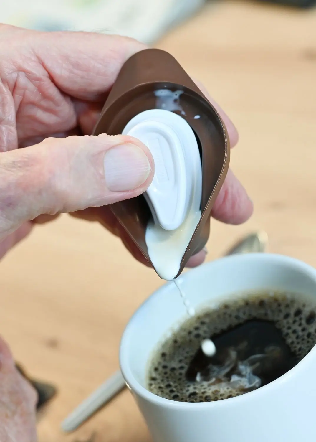 Eine Dose mit Kaffeesahne zu öffnen, kann für alte Menschen zum Problem werden. Mit einem kleinen Werkzeug namens Frieda funktioniert es mühelos.