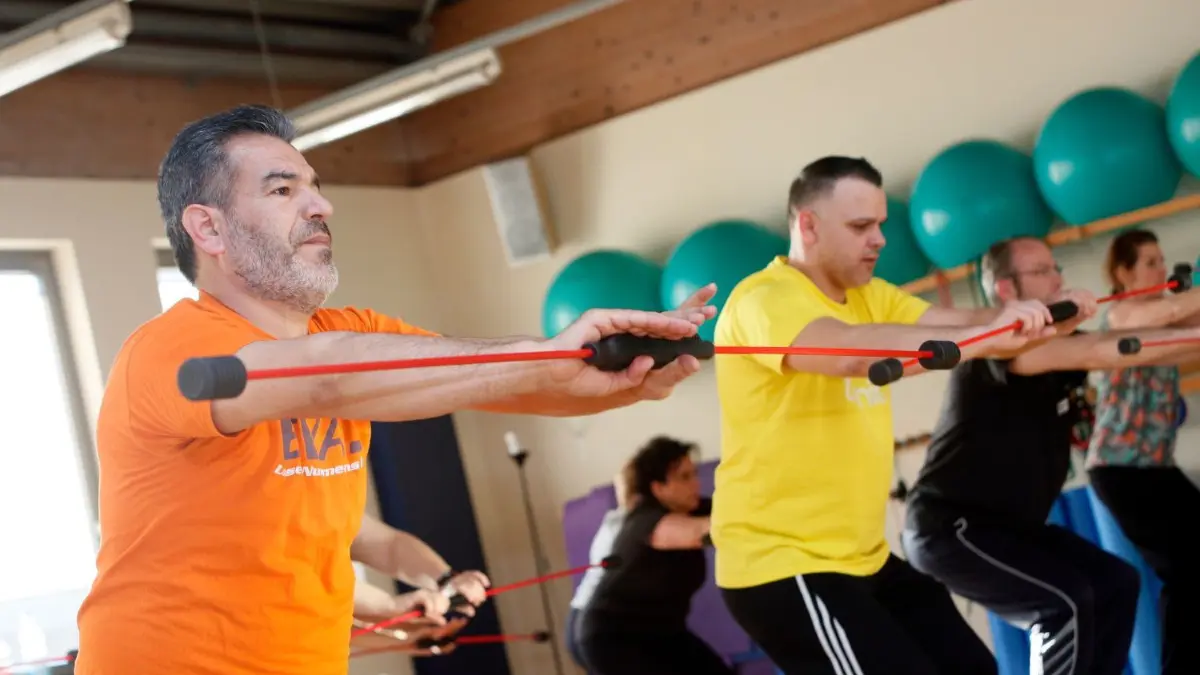 Im Geislinger Gesundheitszentrum Respofit trainieren die Teilnehmer des Reha-Sportkurses mit speziellen Geräten. ⇥