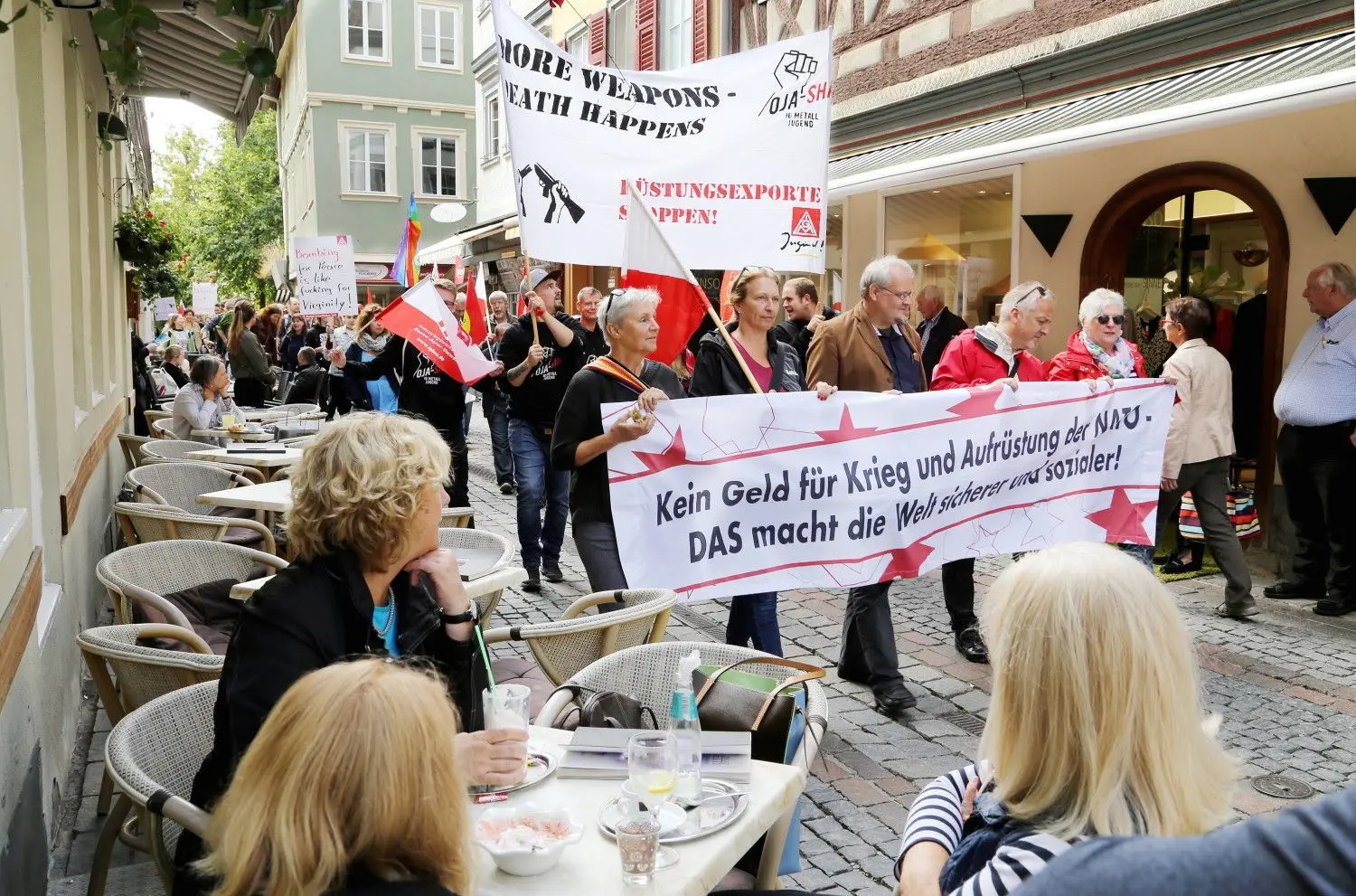 Rund 200 Teilnehmer folgen dem Aufruf und ziehen mit Transparenten durch die Haller Innenstadt, darunter Tobias Pflüger (vorne, Mitte).
