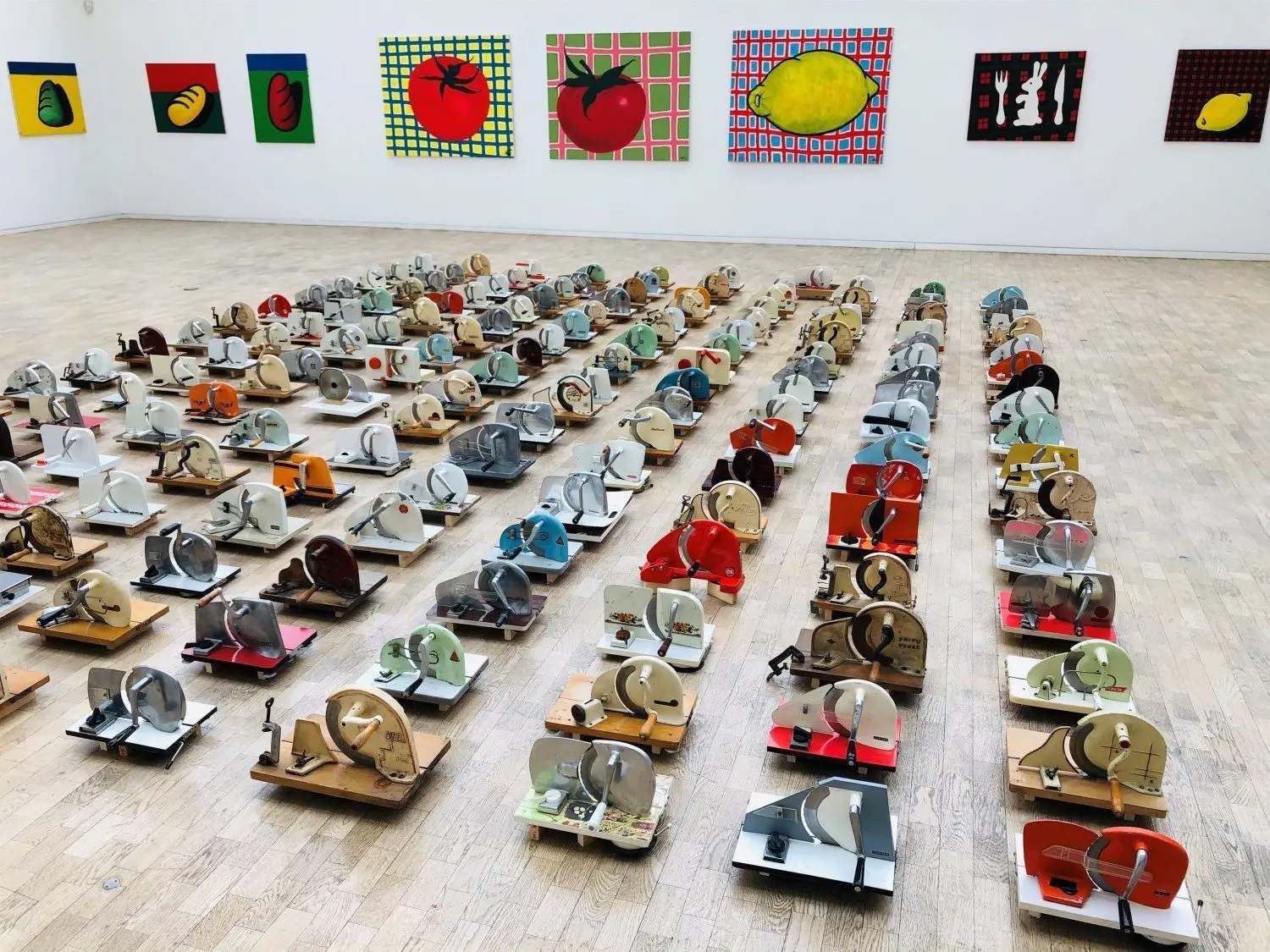 „Die große Kumpanei“ nannte Thomas Kahl die Installation aus Brotschneidemaschinen, im Stadthaus sind 166 zu sehen. ⇥
