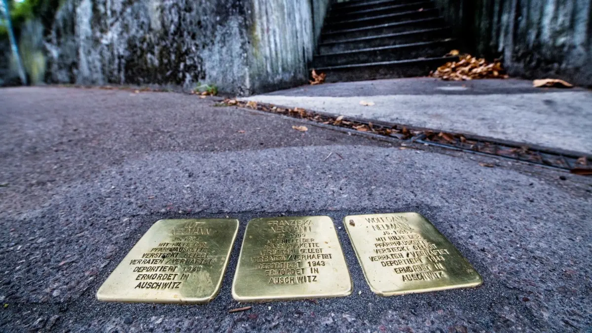 Stolpersteine der Familie Neumann in Ebersbach. Auch Wäschenbeuren bekommt jetzt einen solchen Stein des Erinnerns.
Ebersbach am Pfarrhauss Stolpersteine Familie Neumann