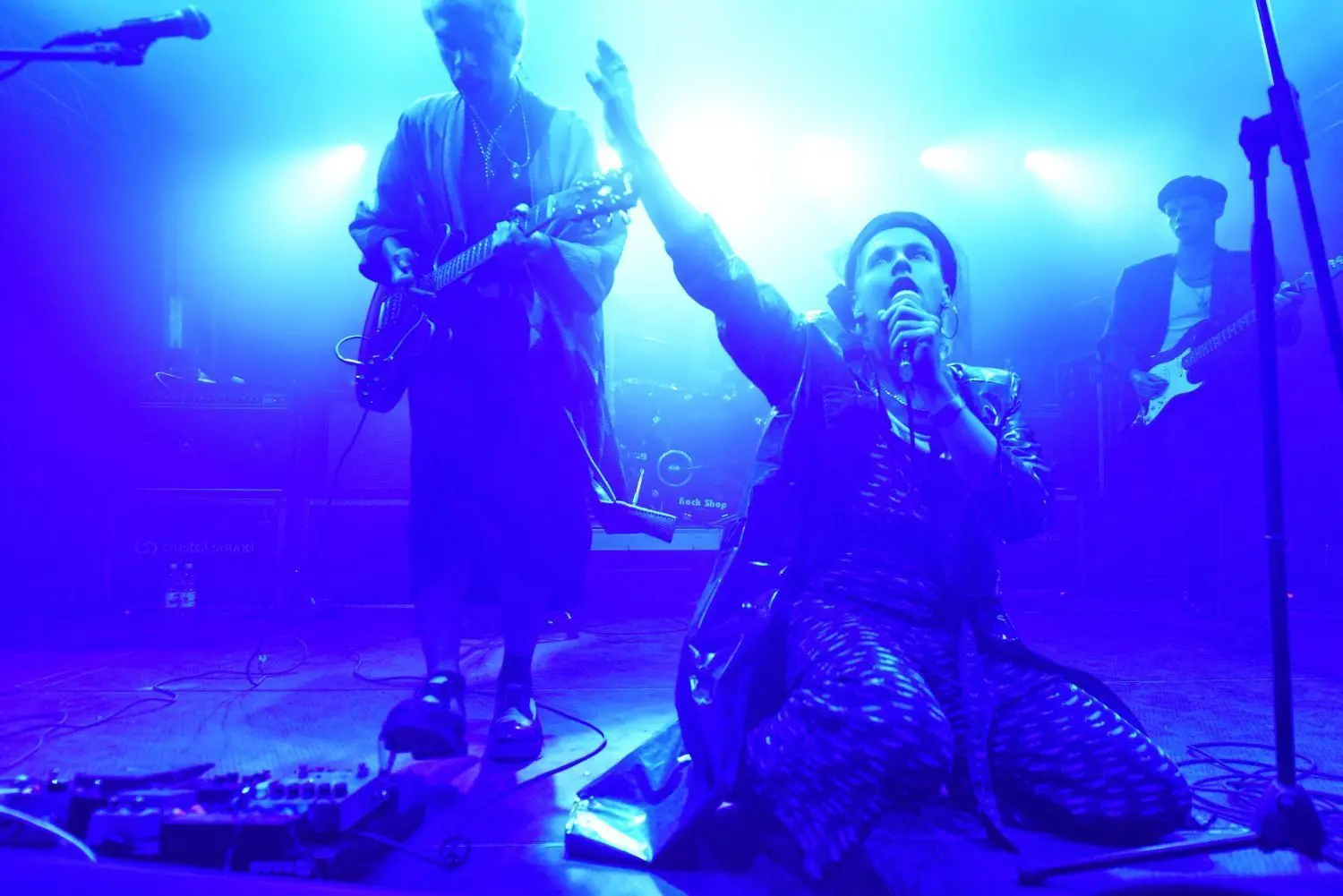 HMLTD, kurz für Happy Meal Limited. Die exaltierte Rock'n'Roll-Band aus London hat am vierten OWF-Tag mit technischen Problemen zu kämpfen – meistert die aber bewundernswert.⇥