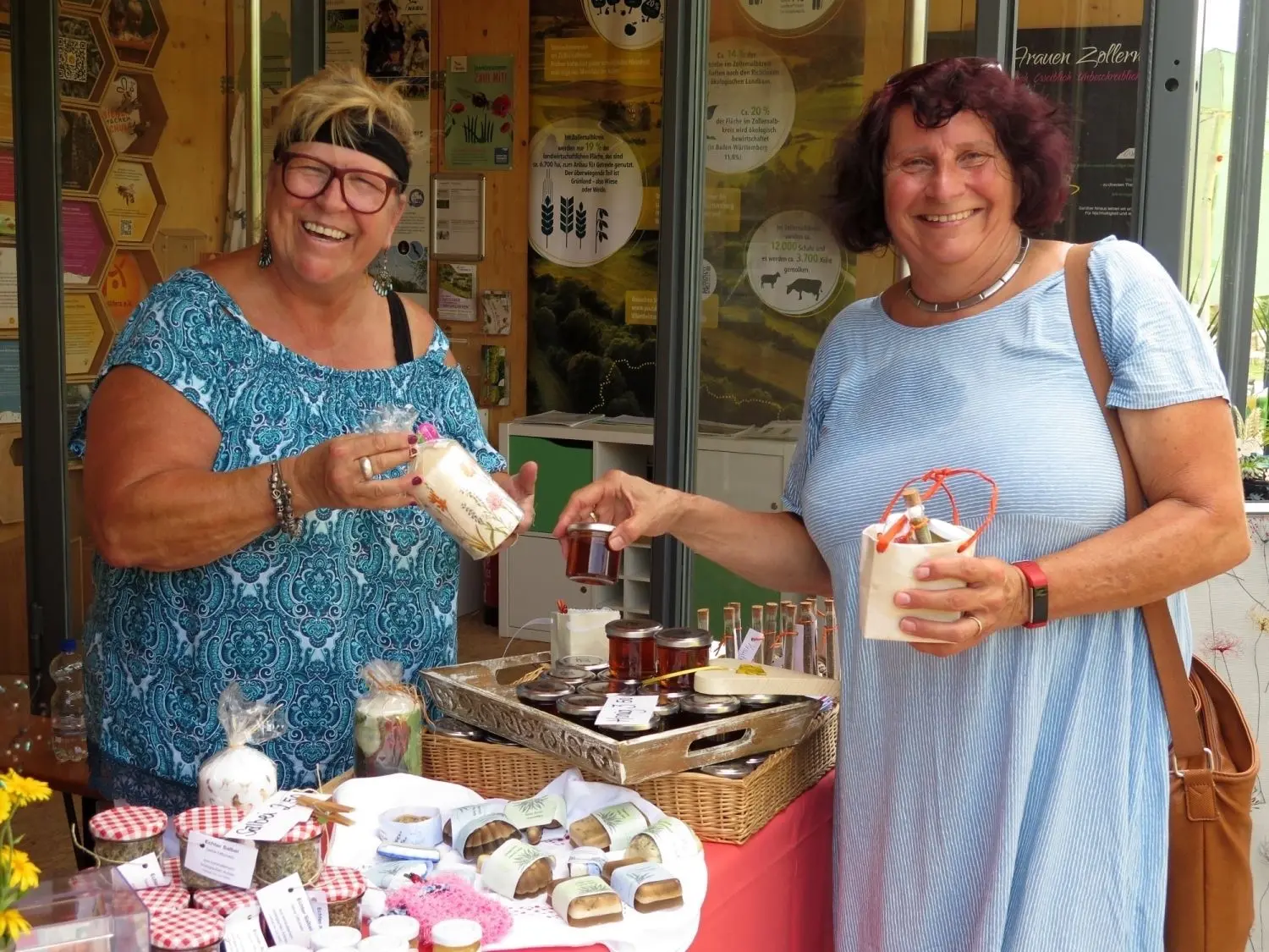 Marion Geiger (links) und Brigitte Danner am Stand mit den selbst hergestellten Produkten.