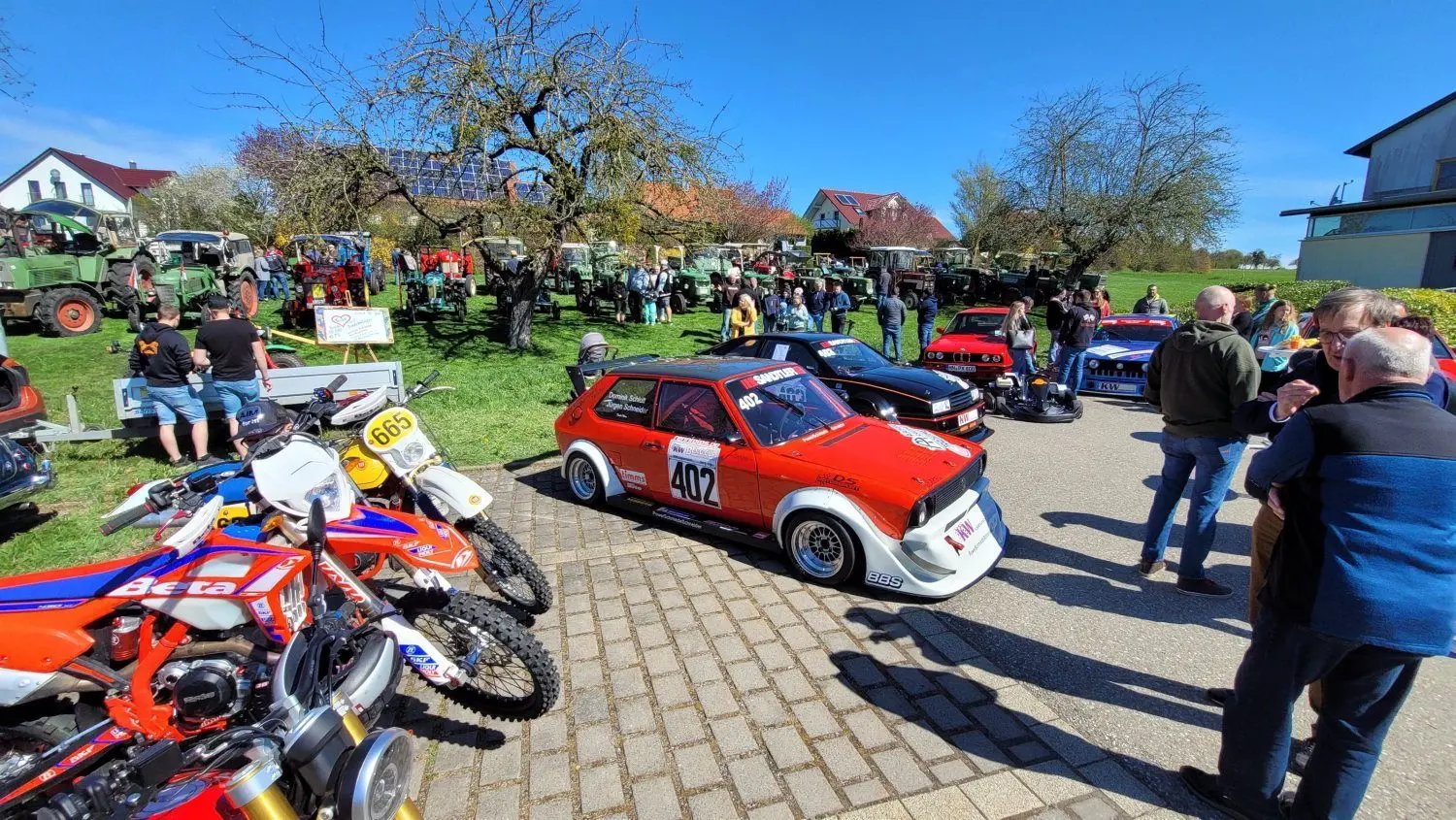 Zahlreiche Besucher kommen zum traditionellen Oldtimertreffen am Ostersonntag rund um die Sport- und Festhalle in Bartenstein. Zu sehen sind neben Schleppern und alten Autos auch Youngtimer und Sportwagen.