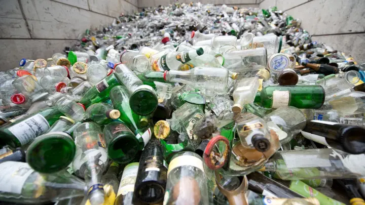 Blau, Rot, Gelb – In welchen Container gehört farbiges Glas?