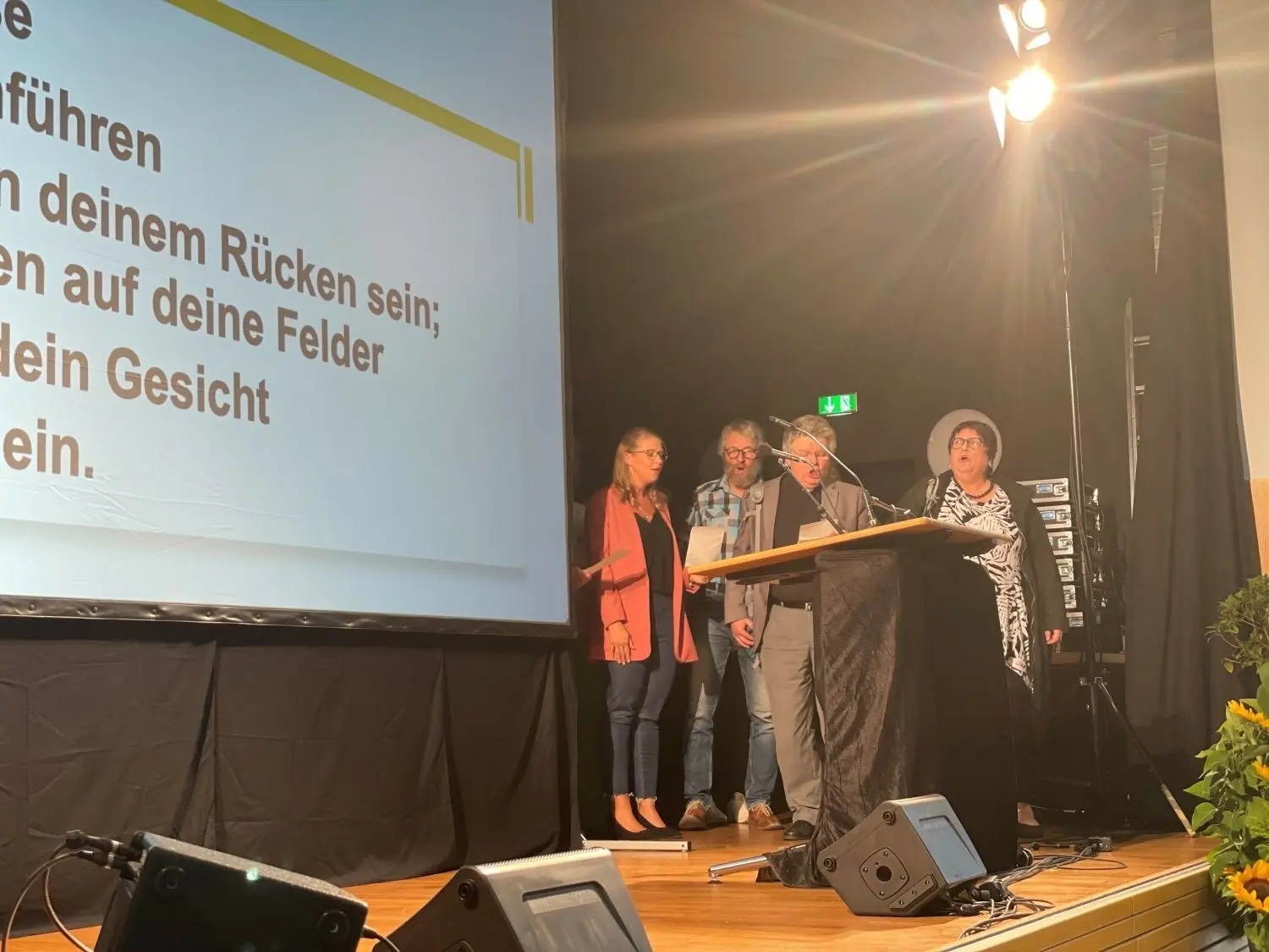 Pfarrerin Elke Stephan und Pfarrer Bernhard Fetzer mit Vertreterinnen und Vertreten der beiden Kirchengemeinden und des Kindergartens singen für den scheidenden Bürgermeister und seine Nachfolgerinnen selbst gedichtete Strophen eines irischen Segenslieds.