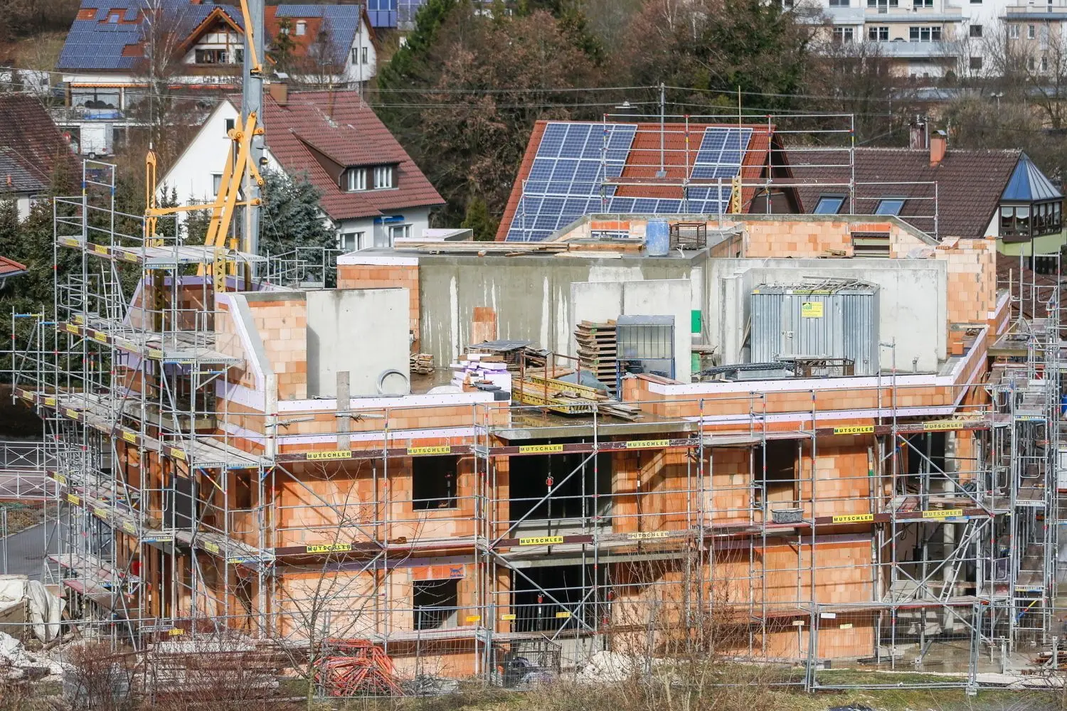 Angesichts steigender Preise auf dem Bau geht der Trend inzwischen zu Wohnanlagen, wie hier in Bad Ditzenbach.⇥