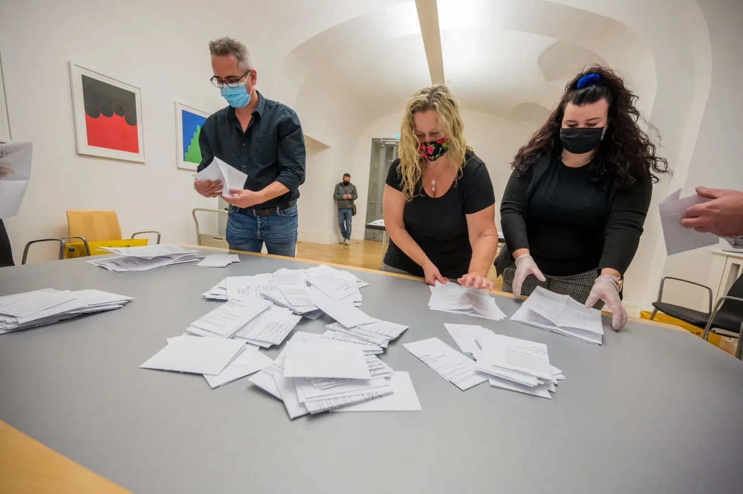 Viele Menschen haben bei der Göppinger OB-Wahl die Möglichkeit der Briefwahl genutzt. Deshalb wurde die Zahl der Briefwahlbezirke erhöht. Unser Bild zeigt die Auszählung im Göppinger Rathaus.