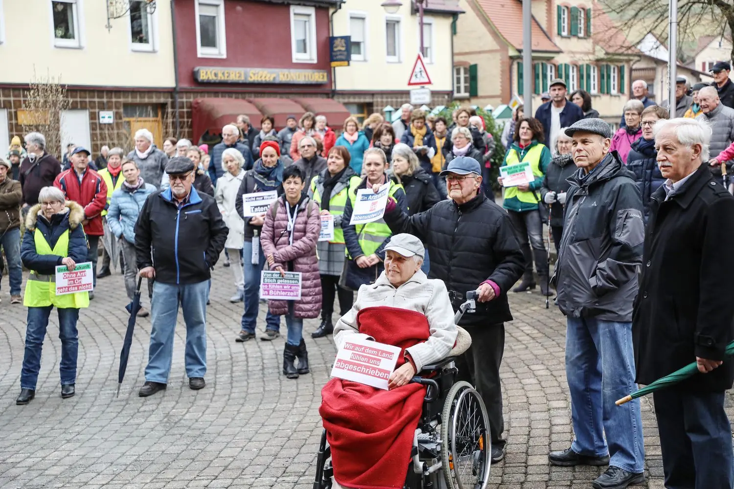 Alexander Kurz (87) und seine Frau Brigitte (78) sind bei der Demonstration am Mittwochnachmittag in Bühlerzell in vorderster Reihe dabei. Der Senior pflegt seit zehn Jahren seine Frau. „Wir haben noch keinen Hausarzt gefunden“, sagt der Mann.