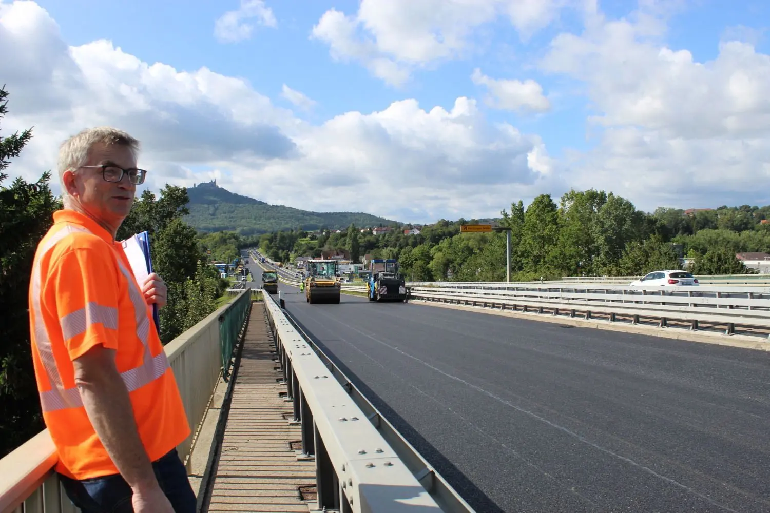 Nur auf dem Einfädelungsstreifen bei der Auffahrt Hechingen-Mitte liegt (links im Bild) noch kein Flüsterasphalt.