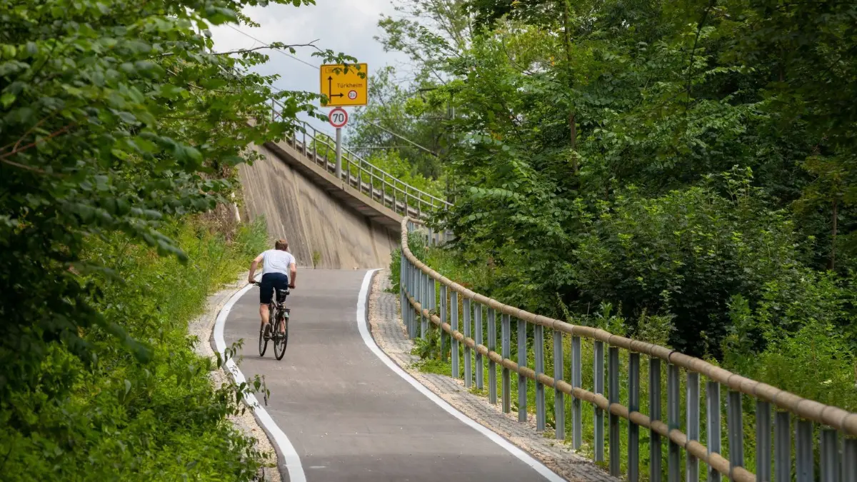 Ein Stück des neuen Radwegs ist steiler als die Bergankunft Alpe d‘Huez der Tour der France. Doch alle anderen möglichen Trassen hätten zu starken Eingriffen in die Landschaft geführt, so die Verantwortlichen.
Steiler Radweg Geislingen-Amstetten