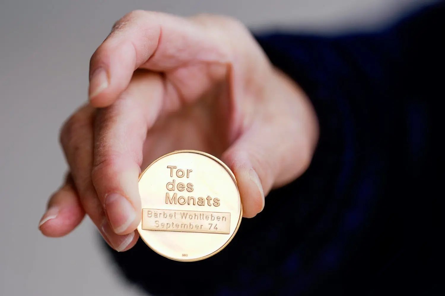 Die Torschützen des Monats erhalten seit jeher eine Medaille. Dieses Exemplar stammt aus dem Jahr 1974.
