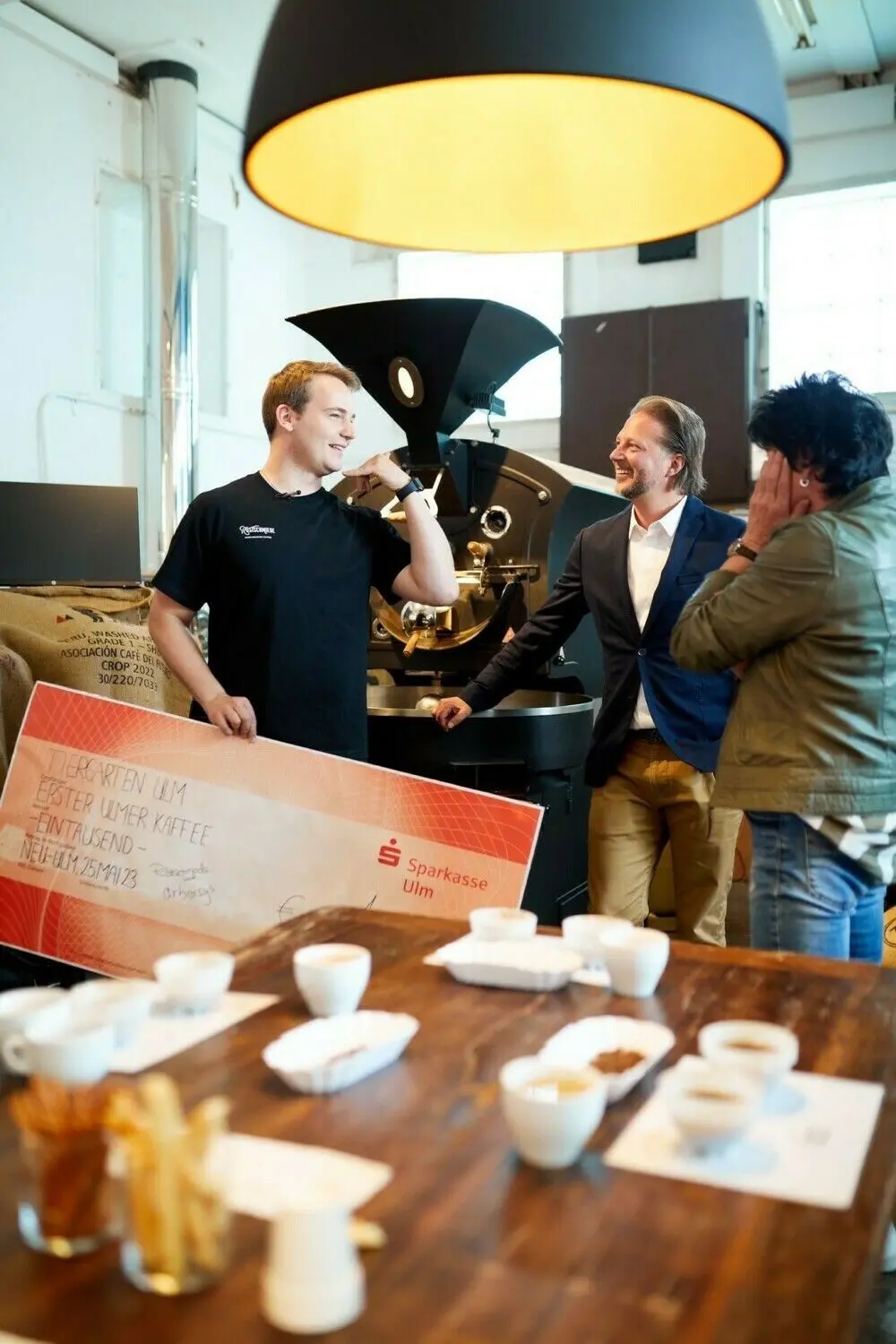 Röster Marius Geiselhart (links) fachsimpelt mit Steffen Baumgartner (Arborsys) und Susanne Münst vom Ulmer Tiergarten.