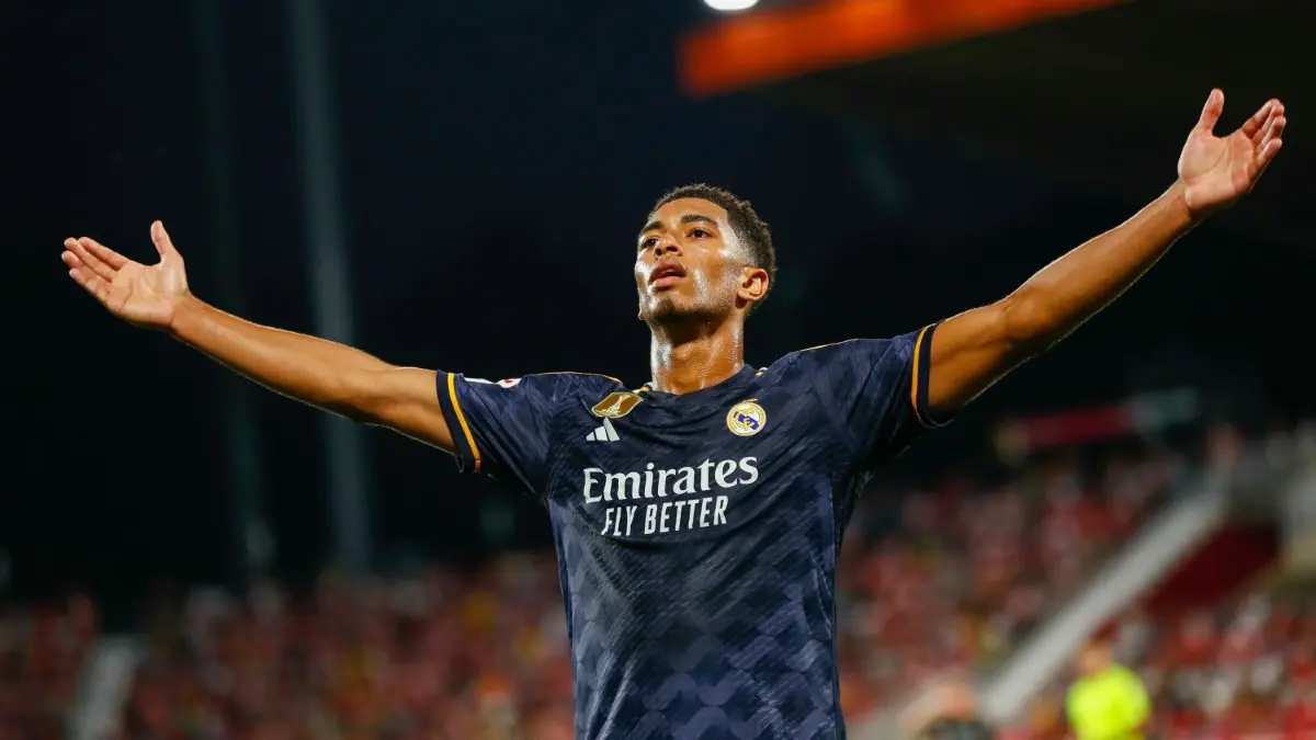 Jude Bellingham trifft mit Real Madrid heute in der Champions League auf den SSC Neapel.
30.09.2023, Spanien, Girona: Fußball: Primera División, Spanien, FC Girona - Real Madrid, 8. Spieltag: Jude Bellingham von Real Madrid jubelt nach seinem Tor zum 0:3. Foto: Joan Monfort/AP/dpa +++ dpa-Bildfunk +++