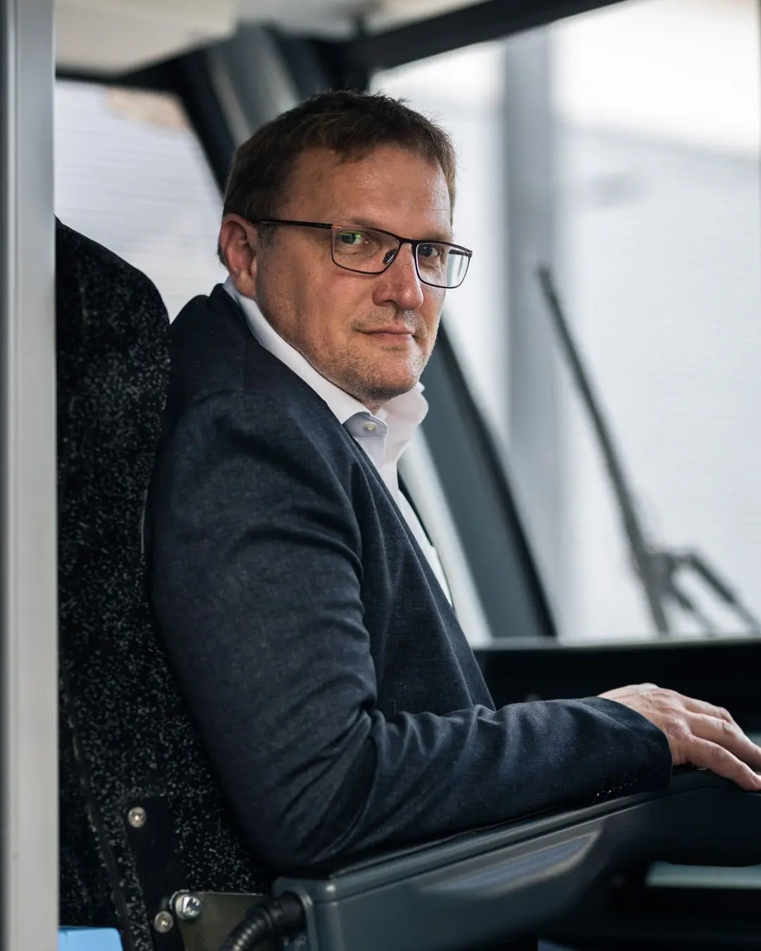 Hier sitzt der Chef noch höchstpersönlich am Steuer: An Schwörmontag haben die SWU alle Mitarbeiter eingesetzt, die Tram oder Bus fahren können. So auch den Chef der Verkehrstochter, Ralf Gummersbach.