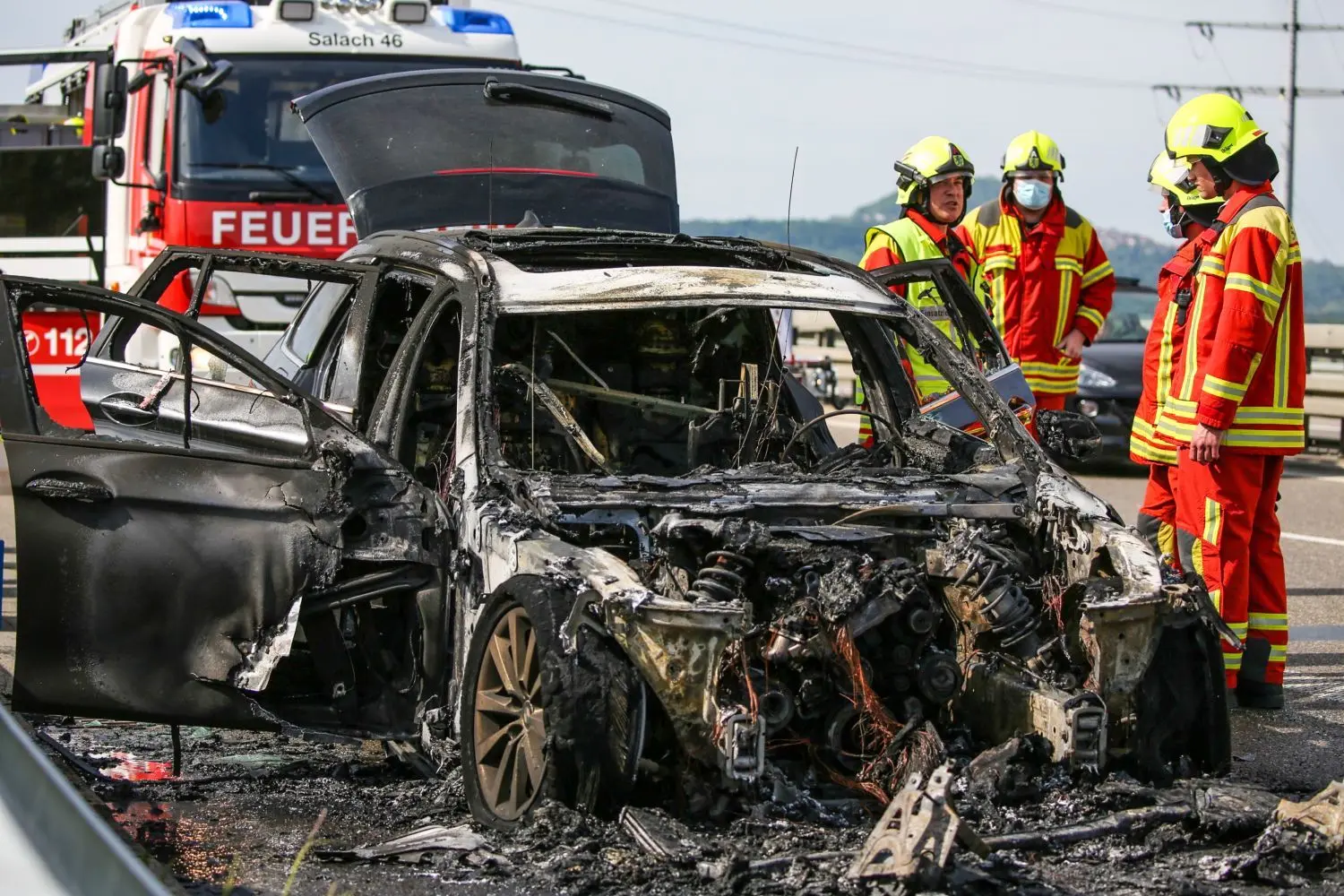 Autobrand auf der B10 bei Süßen.