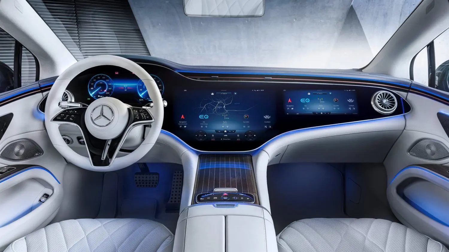 Der Bildschirm im EQS ist 1,40 Meter breit. Dahinter wartet Künstliche Intelligenz darauf, den Fahrer besser kennenzulernen.