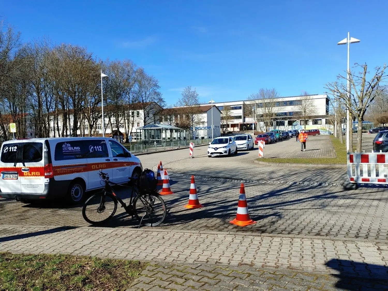 Kurz nach Öfnung der Corona-Teststation bildete sich am ZOB eine lange Schlange von Autos, denn Insassen getestet werden wollten.⇥