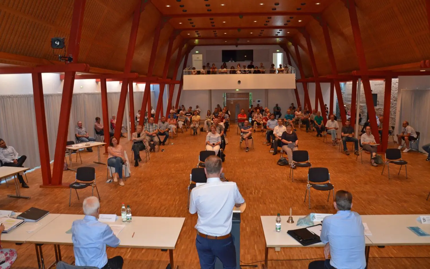 Groß war das Interesse der Bürger an der Informationsveranstaltung der im Niederstettener Gemeinderat vertretenen Listen in der Alten Turnhalle, bei der Bürgermeisterin Heike Naber sich mehrfach für ihre Fehler entschuldigte.⇥
