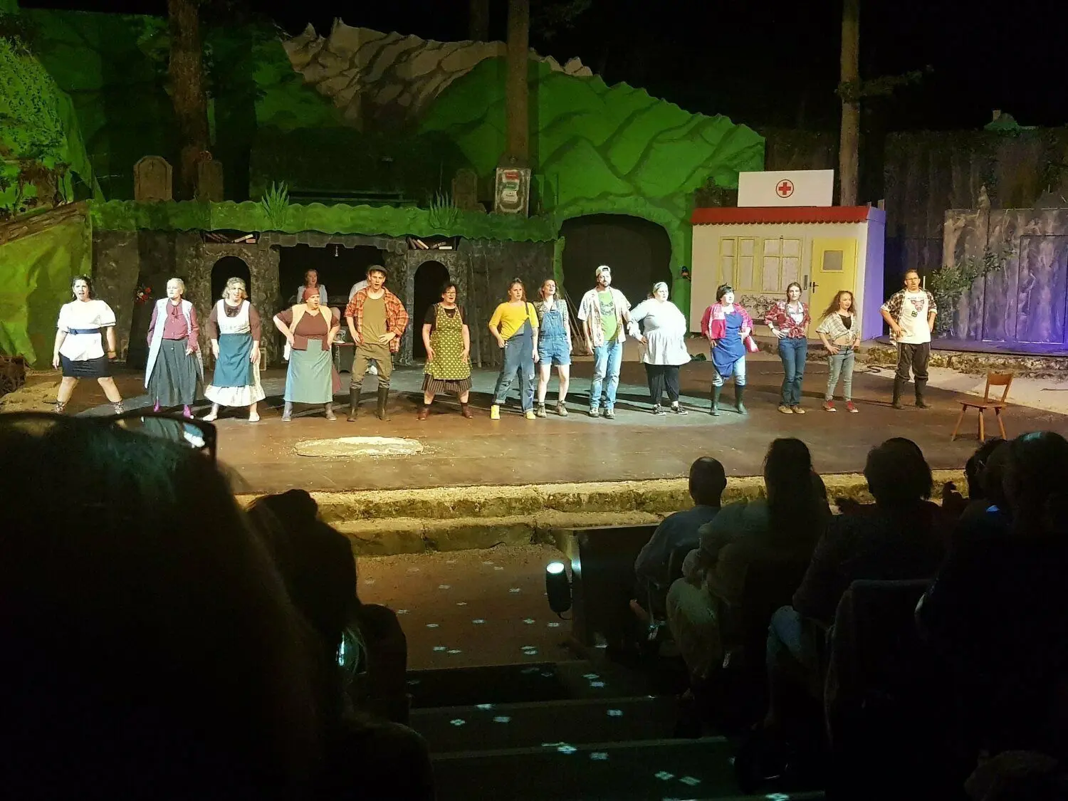 Das Naturtheater Reutlingen feierte die Premiere von „Die Kirche bleibt im Dorf“. Das Stück startet nun im dritten Anlauf, die Corona-Pandemie hatte die Pause erzwungen.