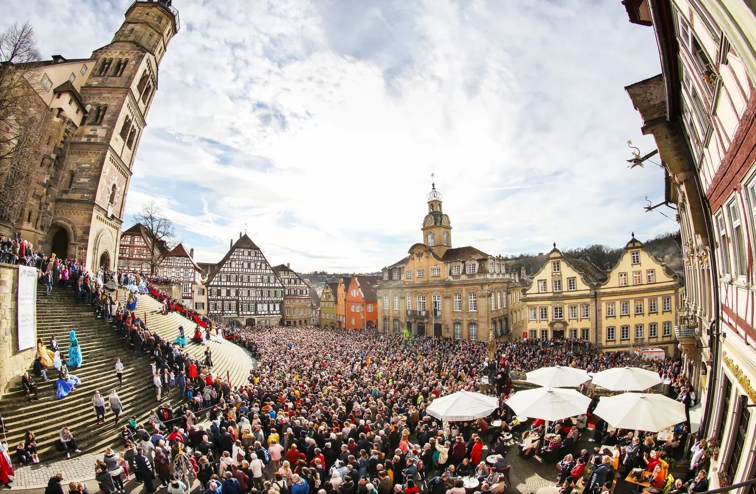 Die Besuchermassen stehen auf dem Schwäbisch Haller Marktplatz und genießen das farbenprächtige Geschehen auf der Großen Treppe. Die Sonne kommt just zu dieser Zeit raus und verleiht der Szenerie besonderen Glanz. ⇥Foto: Ufuk Arslan