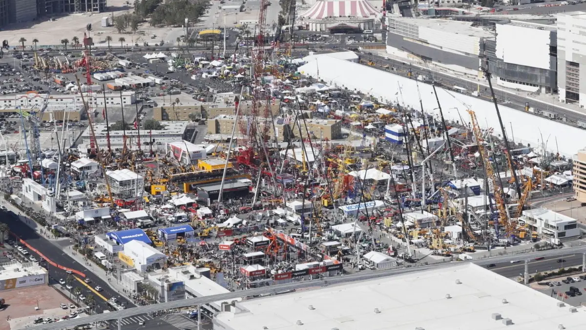 Die Conexpo, hier ein Bild von 2017, ist die größte Baumesse in Nordamerika. Unten rechts ist der Stand von Liebherr zu sehen.