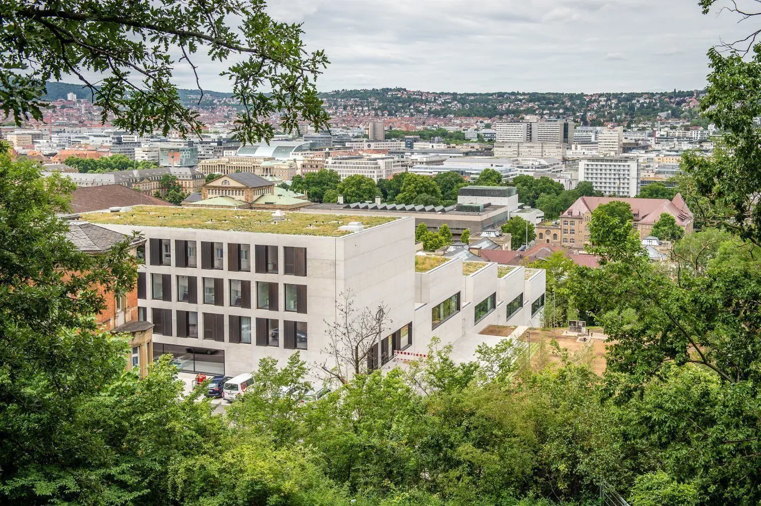 Ein Terrassenbau in bester Hanglage: Die neue John Cranko Schule der Stuttgarter Staatstheater.
