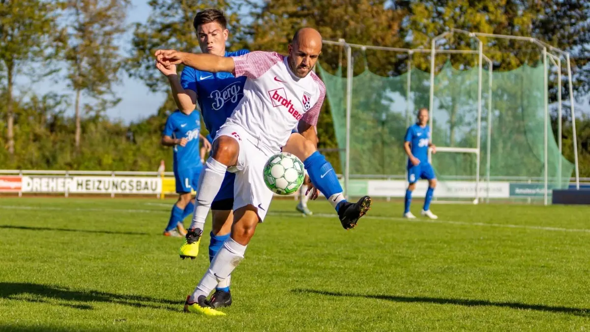 Spielertrainer Walid Yakoubi (vorne) musste mit der TSG Ehingen II im Titelrennen einen Rückschlag hinnehmen.⇥
TSG Ehingen - SG Altheim Bezirksliga Fußball (1.10.2023)