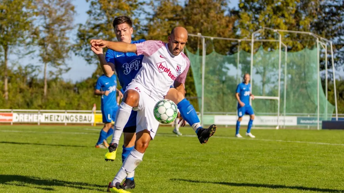 Spielertrainer Walid Yakoubi (vorne) musste mit der TSG Ehingen II im Titelrennen einen Rückschlag hinnehmen.⇥
TSG Ehingen - SG Altheim Bezirksliga Fußball (1.10.2023)